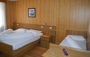 A bed or beds in a room at Hotel Stella Alpina