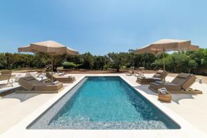 Bazén v ubytování Paradiso Luxury Beachfront Villa nebo v jeho okolí + 34 fotografií