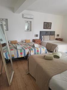 una camera con tre letti e uno specchio di Casa do Trovador a Serra Altre 89 foto