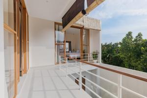 een balkon van een huis met uitzicht bij Arjuna Villa by Betterplace in Dalung