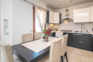 Gallery image of Appartamento Porto Pozzo in Porto Pozzo +12 photos