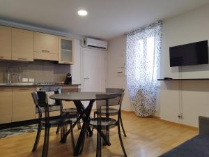 eine Küche und ein Esszimmer mit Tisch und Stühlen in der Unterkunft SaKe' in Montemarciano