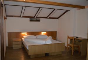 A bed or beds in a room at Hotel Stella Alpina