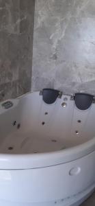 Una bañera blanca con gafas de sol encima. en Paraíso sobre el Mar Torremolinos Santa Clara, en Torremolinos