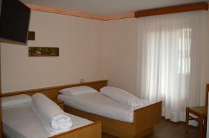 A bed or beds in a room at Hotel Stella Alpina