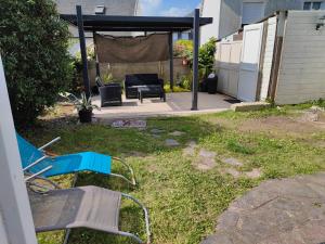 a group of chairs and a couch in a yard at Studio Madeleine "endroit calme" in Morlaix
