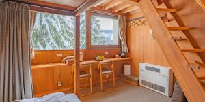 山形市にあるZao Onsen Lodge Sukore - Vacation STAY 55497vのデスクと窓が備わる小さな客室です。
