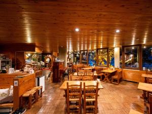 山形市にあるZao Onsen Lodge Sukore - Vacation STAY 55497vの木製テーブルと木製椅子のあるレストラン
