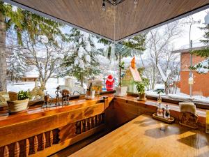 山形市にあるZao Onsen Lodge Sukore - Vacation STAY 55497vのシンクと大きな窓のあるキッチン +23枚の写真