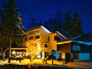 山形市にあるZao Onsen Lodge Sukore - Vacation STAY 55497vの夜雪の建物