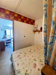 a bedroom with a bed in a room at Appartement SOL in Empuriabrava