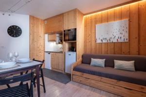 una sala de estar con un sofá y una mesa en Joli appartement Aiguille du Midi, en Chamonix-Mont-Blanc