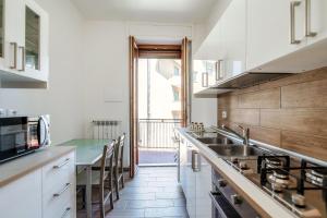 una cocina con fregadero y encimera en Dimora del Lago Masia - By Breva Collections, en Como