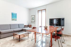 una sala de estar con un sofá y una mesa en Dimora del Lago Masia - By Breva Collections, en Como