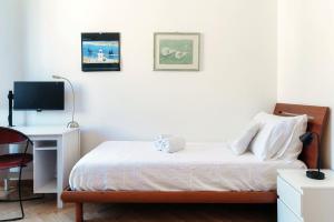 1 dormitorio con 1 cama, escritorio y TV en Dimora del Lago Masia - By Breva Collections, en Como