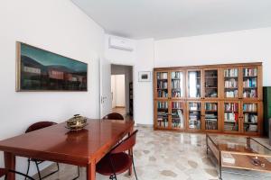 Un comedor con una mesa y algunas estanterías. en Dimora del Lago Masia - By Breva Collections, en Como