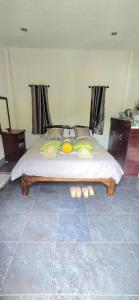 Una cama con dos frisbees encima en una habitación. en ปิงโค้งเม้าท์เท่นวิว, en Ban Yang