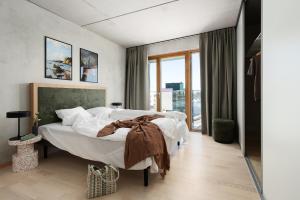 Postel nebo postele na pokoji v ubytování Vander Aparthotel Inre Hamnen