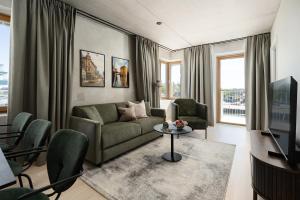 TV a/nebo společenská místnost v ubytování Vander Aparthotel Inre Hamnen