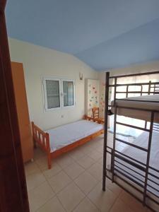 Posteľ alebo postele v izbe v ubytovaní The Vrachos Beach House