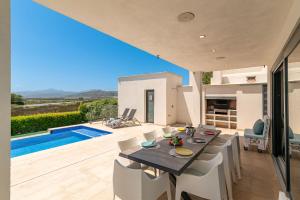 Swimmingpoolen hos eller tæt på Villa Corb Mari II by Sealand Villas + 38 billeder