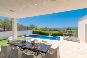 Swimmingpoolen hos eller tæt på Villa Corb Mari II by Sealand Villas