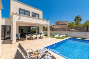 Swimmingpoolen hos eller tæt på Villa Corb Mari II by Sealand Villas