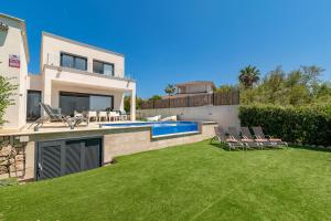 Swimmingpoolen hos eller tæt på Villa Corb Mari II by Sealand Villas