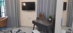 TV a/nebo společenská místnost v ubytování Mikumi wildlife lodge