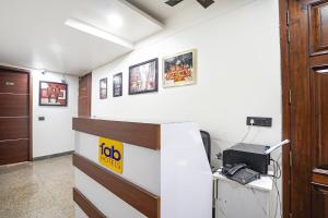 TV a/nebo společenská místnost v ubytování FabHotel Golden Eye Inn