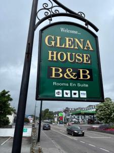 un cartello per un bb di Gerna House su una strada di Harmony Inn - Glena House a Killarney
