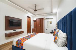 TV a/nebo společenská místnost v ubytování FabHotel Golden Eye Inn