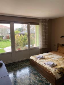 una camera da letto con un letto e una grande finestra di Vila Saltanat 41 a Varna Altre 60 foto