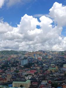 Nespecifikovaný výhled na destinaci Baguio nebo výhled na město při pohledu z apartmánu + 7 fotografií