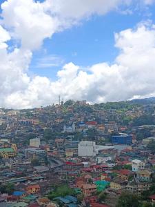 Nespecifikovaný výhled na destinaci Baguio nebo výhled na město při pohledu z apartmánu