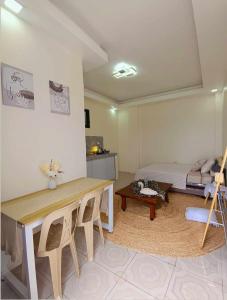 Kuchyň nebo kuchyňský kout v ubytování Modern Studio Apartment with Balcony & Stunning City View
