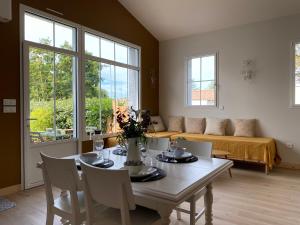 una sala de estar con una mesa y un sofá en Maison 4 Personnes, jardin, piscine La Rochelle, en Lagord