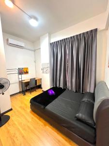Khu vực ghế ngồi tại KW HOMESTAY CASA UNO APT Fully Aircond 3 Bedroom