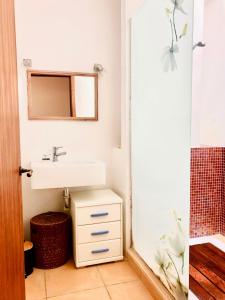 une salle de bain avec un lavabo et un miroir dans l'établissement Villa Es Repaire near to Playa Den Bossa, à Ibiza