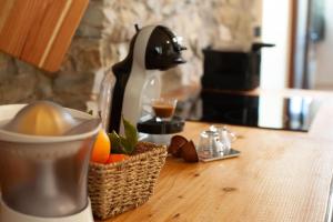 a table with a basket of fruit and a coffee maker at La Ca dei FÜ in Capo di Ponte
