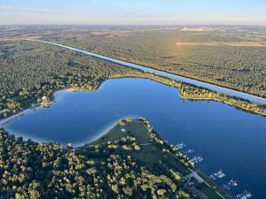 an aerial view of a river and a bridge at Apartment für zwei in Isenbüttel