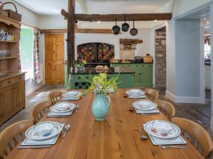 Η κουζίνα ή μικρή κουζίνα στο 6 bed property in Truro TRETM