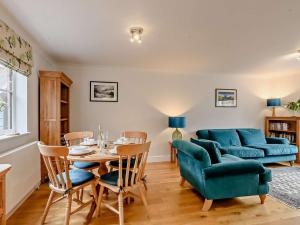 Posezení v ubytování 2 Bed in Holt 72898