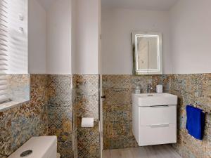 Koupelna v ubytování 2 Bed in Holt 72898 + 6 fotografií