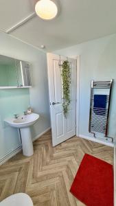 Ένα μπάνιο στο Skyline Apartment +22 φωτογραφίες