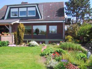 a house with a garden in front of it at Große Auszeit in Fehmarn