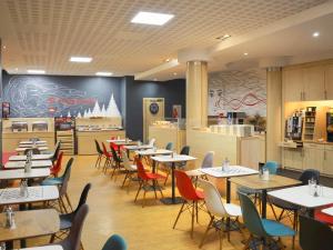 Reštaurácia alebo iné gastronomické zariadenie v ubytovaní Ibis Győr