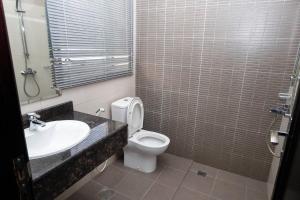 a bathroom with a toilet and a sink at برج رويال للشقق الفندقيه in Salalah +12 photos
