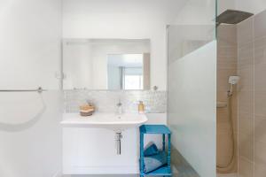 une salle de bain blanche avec lavabo et douche dans l'établissement Maison vue colline au calme avec piscine, à Simiane-Collongue 33 autres photos