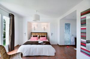 Ένα ή περισσότερα κρεβάτια σε δωμάτιο στο Lagrange Vacances - Le Domaine de l'Eilen +19 φωτογραφίες